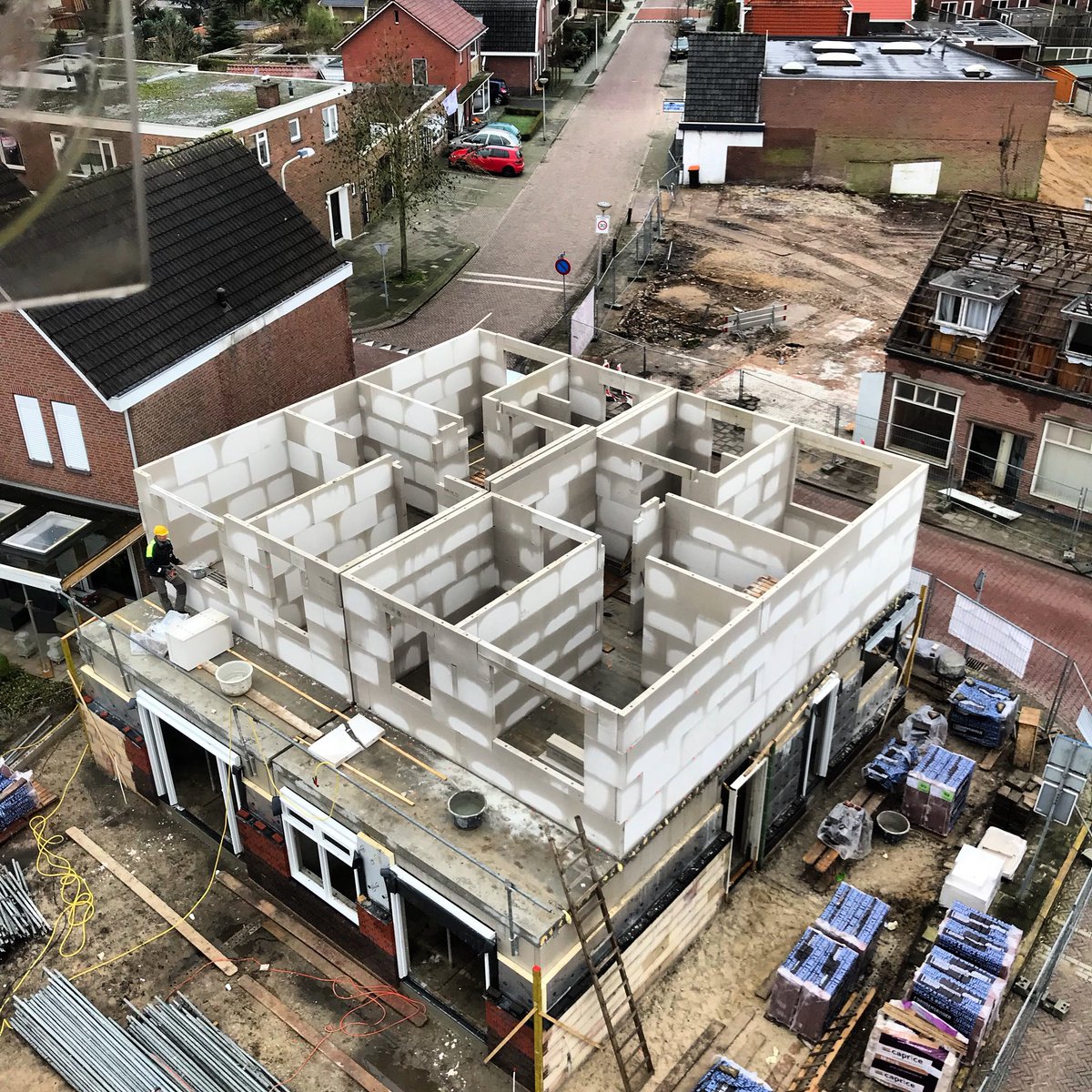 De eerste 2 onder 1 kap (1ste verd.) is een feit. #kiewietlijmwerken #onbetwistdelijmspecialist #kalkzandsteen #nk1000 #strakkeplanning