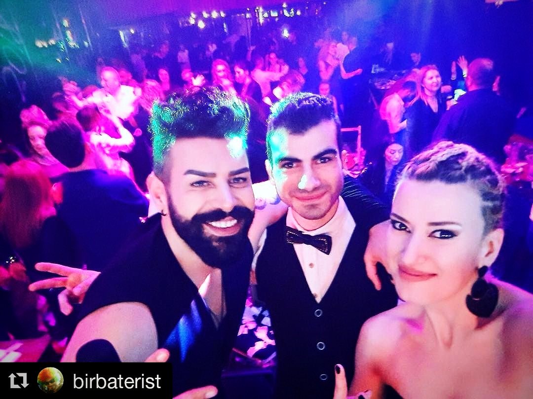 Hakhananac's tweet photo. Haydi bakalım 2018'in ilk haftasonu...❤ Her Cuma - Cumartesi olduğu gibi bu gece PETULA BOX LIVE... 💣💣💣 Çıkın çıkın gelin...👍 @petula_boxlive #hakhanofficial #adısen #petulaboxlive #haftasonu https://t.co/YLPb80JgZE