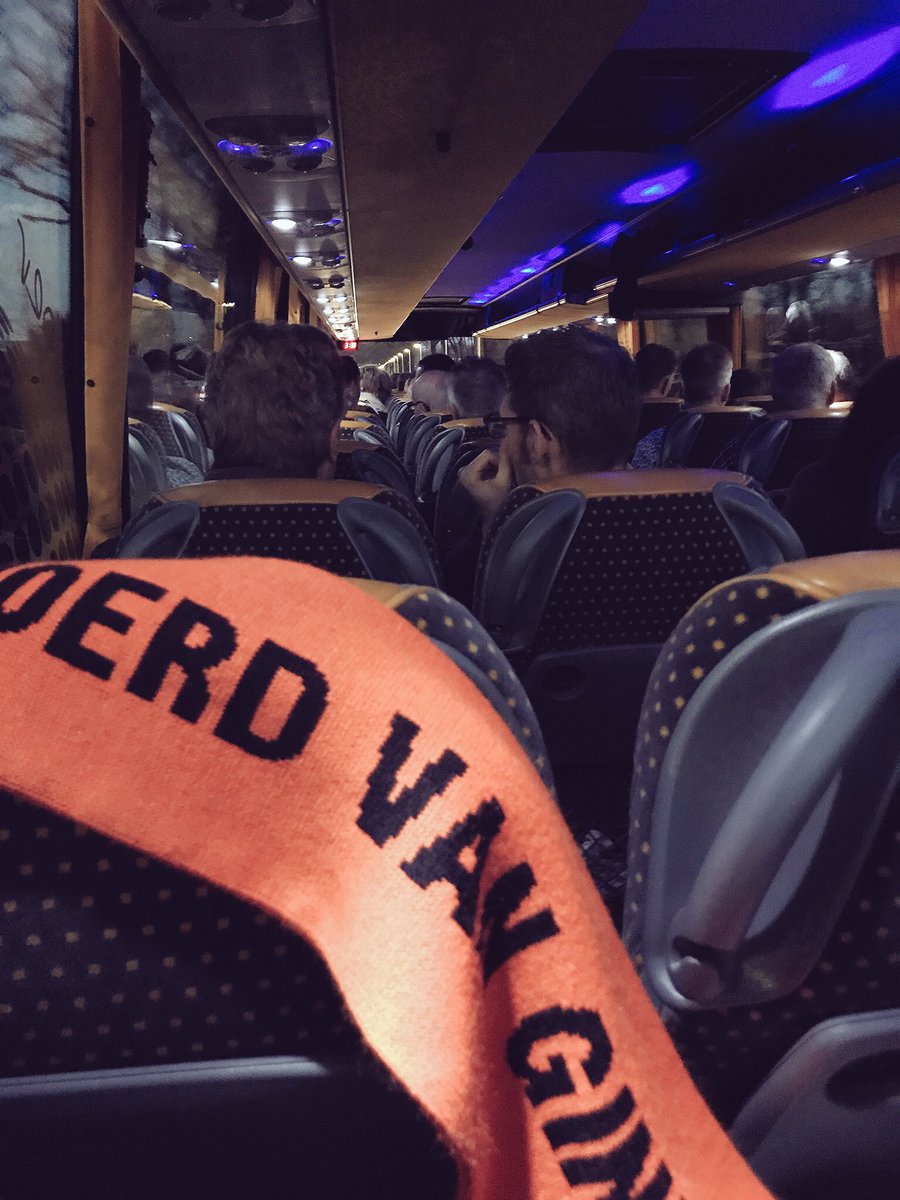 patrickmaur3r's tweet photo. Onderweg naar Ahoy met een busje vol @SvGinneken supporters @TeamRoompot #teamroompot #ahoy #wooningzesdaagsevanrotterdam #zesdaagse #teampresentatie @sebasbouten https://t.co/XdKtwRfaLS