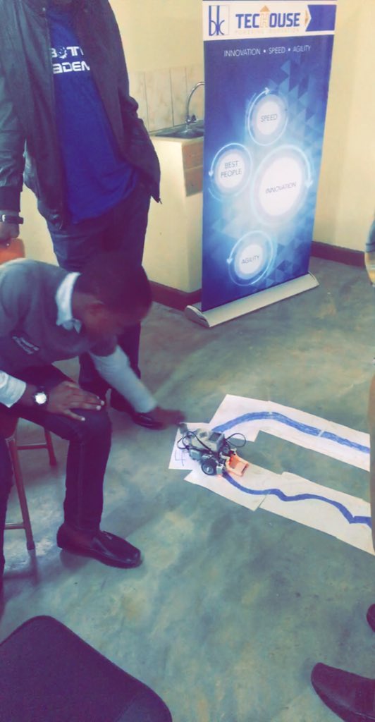 Regis_Rugema's tweet photo. How was your #Friday ? #RoboticsCampRw #Day3 #OmgRobots π€#MakersRoboticsAcademyRwanda The energy and excitement in this room is amazing. Very impressed by what the students r learning and how fast they are movingππΎ #TeamWorkMakesTheDreamWork #RWOT #PoweringInnovation #BKTecH https://t.co/tFEyW9A46S