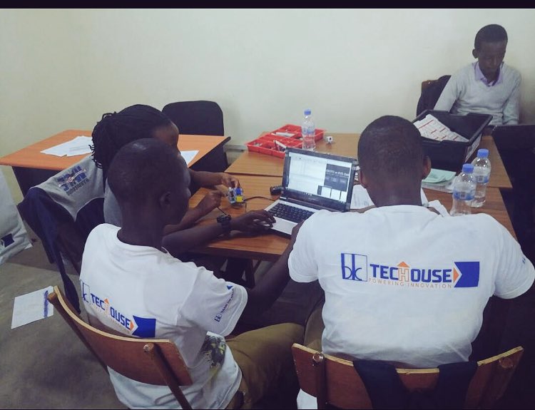 Regis_Rugema's tweet photo. How was your #Friday ? #RoboticsCampRw #Day3 #OmgRobots π€#MakersRoboticsAcademyRwanda The energy and excitement in this room is amazing. Very impressed by what the students r learning and how fast they are movingππΎ #TeamWorkMakesTheDreamWork #RWOT #PoweringInnovation #BKTecH https://t.co/tFEyW9A46S