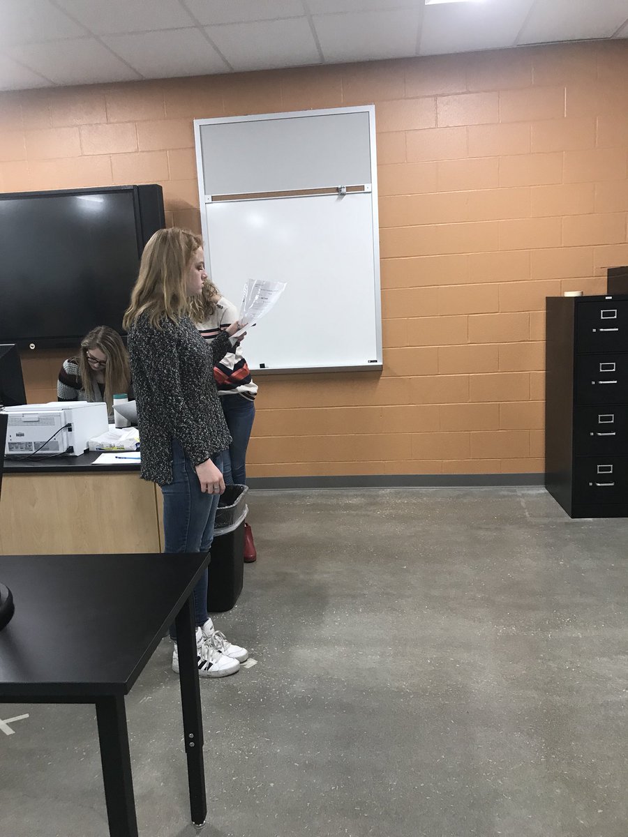 ocbms's tweet photo. @OldhamCoSchools Testing Visual Perception @OldhamCoArvin #hbs #theeyeshaveit #doscience #PLTWClassroom https://t.co/VgrQN7jMD1