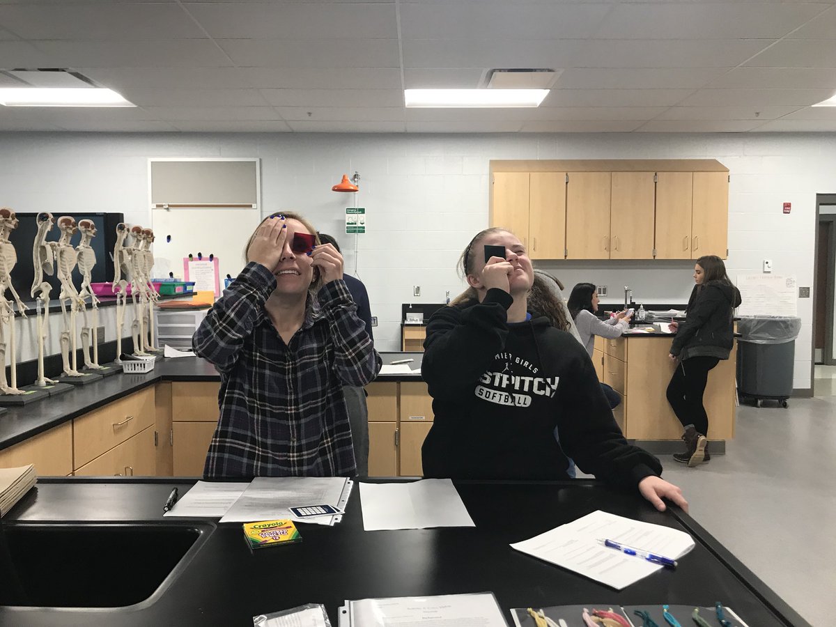 ocbms's tweet photo. @OldhamCoSchools Testing Visual Perception @OldhamCoArvin #hbs #theeyeshaveit #doscience #PLTWClassroom https://t.co/VgrQN7jMD1