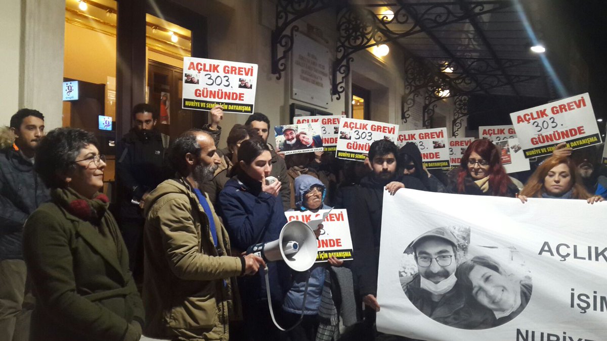 barikatmedya's tweet photo. Açlık eylemlerinin 303. günündeki Nuriye Gülmen ve Semih Özakça için her cuma yapılan Kadıköy eyleminin basın açıklaması okunuyor... Açıklamada, " Nazife Onay'ın hapishanede kanser tedavisinin engellendiği söylenerek tedavi hakki engellenemez" dendi. https://t.co/2iRQA9M3kP