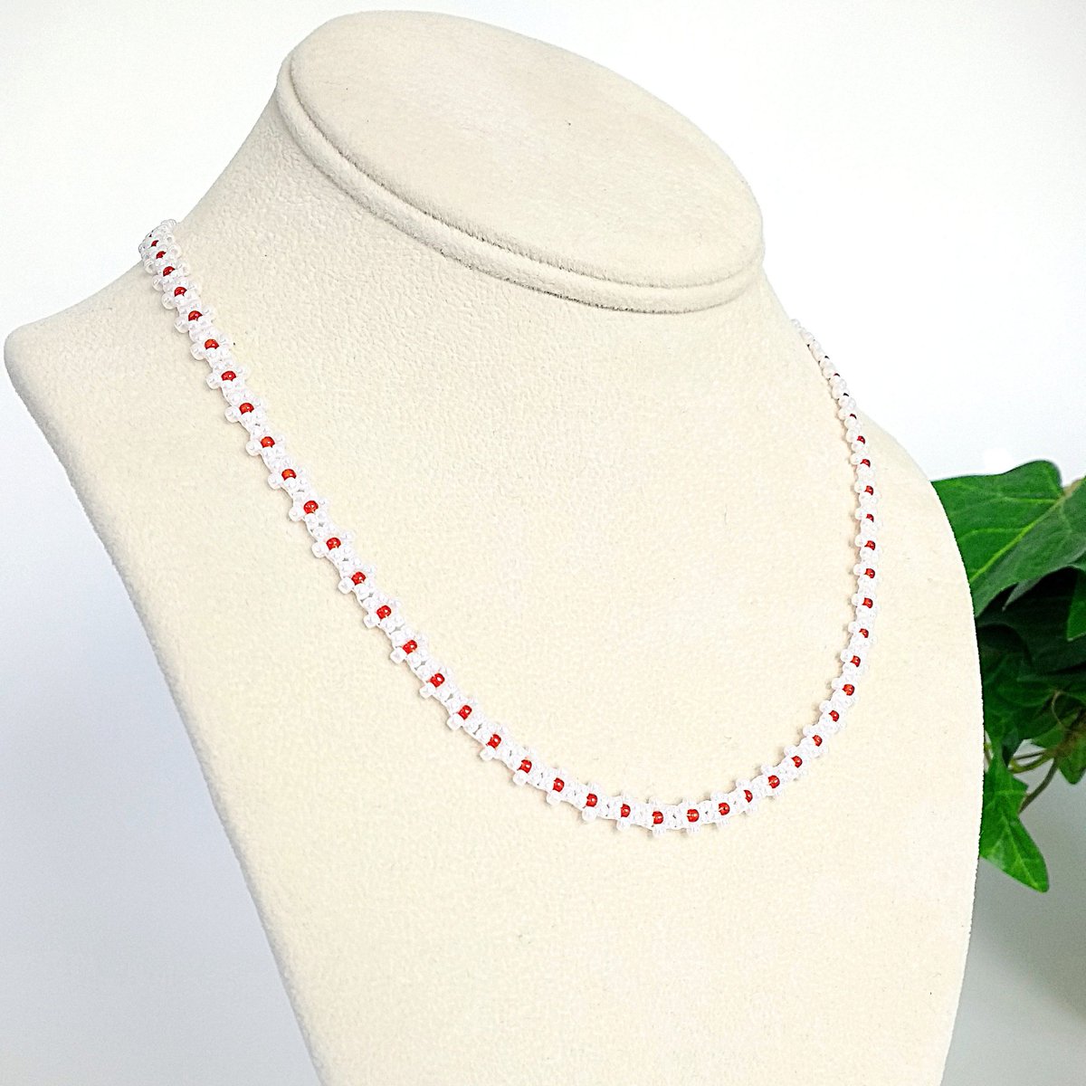 AlleywayBeading's tweet photo. New to my #etsy shop, this cute #White and #Red #Daisychain #Necklace. It's also available as a #choker since I can create it to whatever length you choose. https://t.co/ficaPNmMiQ #daisynecklace #seedbeadnecklace #beadednecklace #etsyseller https://t.co/eU8tqY4kty