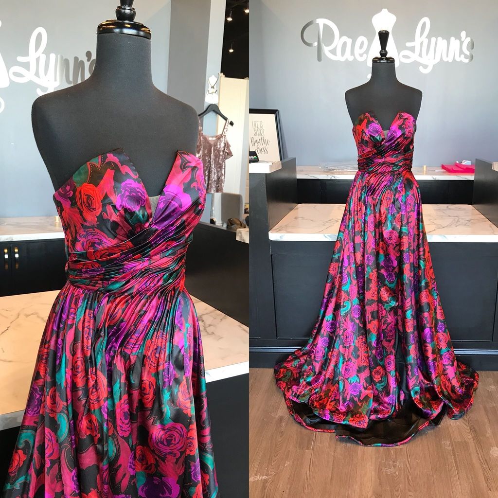 raelynns's tweet photo. This @rachelallan is a fan favorite in stores! Come try on this gorgeous floral piece before it goes! #raelynns #raelynnsprom #shopraelynns #rachelallan #36610 #carmellocal https://t.co/JiAtswjzke