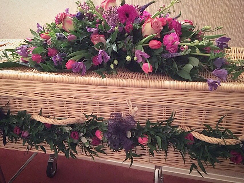 stable444's tweet image. A calm, quiet job of dressing a wicker coffin, spring flowers, biodegradable,eco friendly #environment #Flowers #funeral