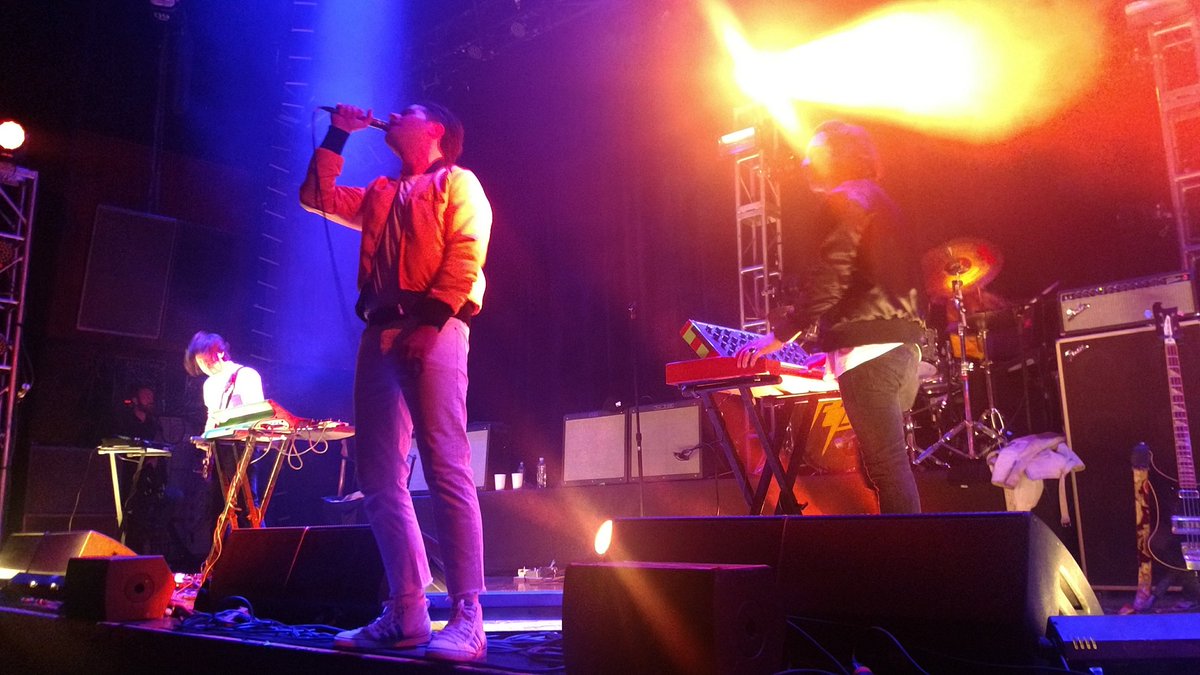 TheRiviatrist's tweet photo. #Mis5 #conciertosdelaño
Los 5 conciertos que más disfrute en 2017:
5: @AmgsInvisibles
4: @SaintMotel
3: @petshopboys
2: @reypila
1: @KasabianHQ
Nota: el de Los Amigos Invisibles fue el de la fórmula E, aunque tocaron menos tiempo, el entorno hizo que lo disfrutará más. https://t.co/CZl2ezk2pJ