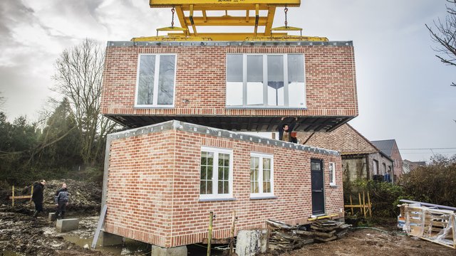 lecho's tweet image. Et si vous achetiez une maison préfabriquée, posée en un jour #modulart #immobilier #construction #maison #clésurporte #HomeSweetHome  lecho.be/entreprises/im…