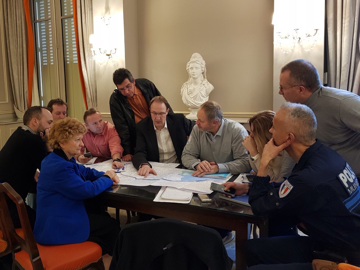 oclodong's tweet photo. Niveau d’eau de l’Yerres et du Réveillon : réunion de préparation en mairie pour caler le dispositif de vigilance de ce week-end. Les élus et les agents municipaux mobilisés au service des Yerrois. #Yerres #Metéo91 #Syage #Rivières #SDIS91 https://t.co/yScHTfk3Ik