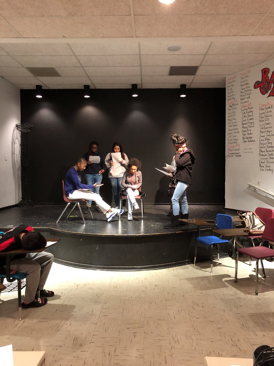 GuyMitchell14's tweet photo. 9th graders performing The Mechanics scene from A Midsummer Nights Dream! Love seeing them beginning to grasp Shakespeare’s work! #Shakespeare #theatre #Teacher #MidDelStrong #DelCityTheatre https://t.co/bHIwNYsdTl