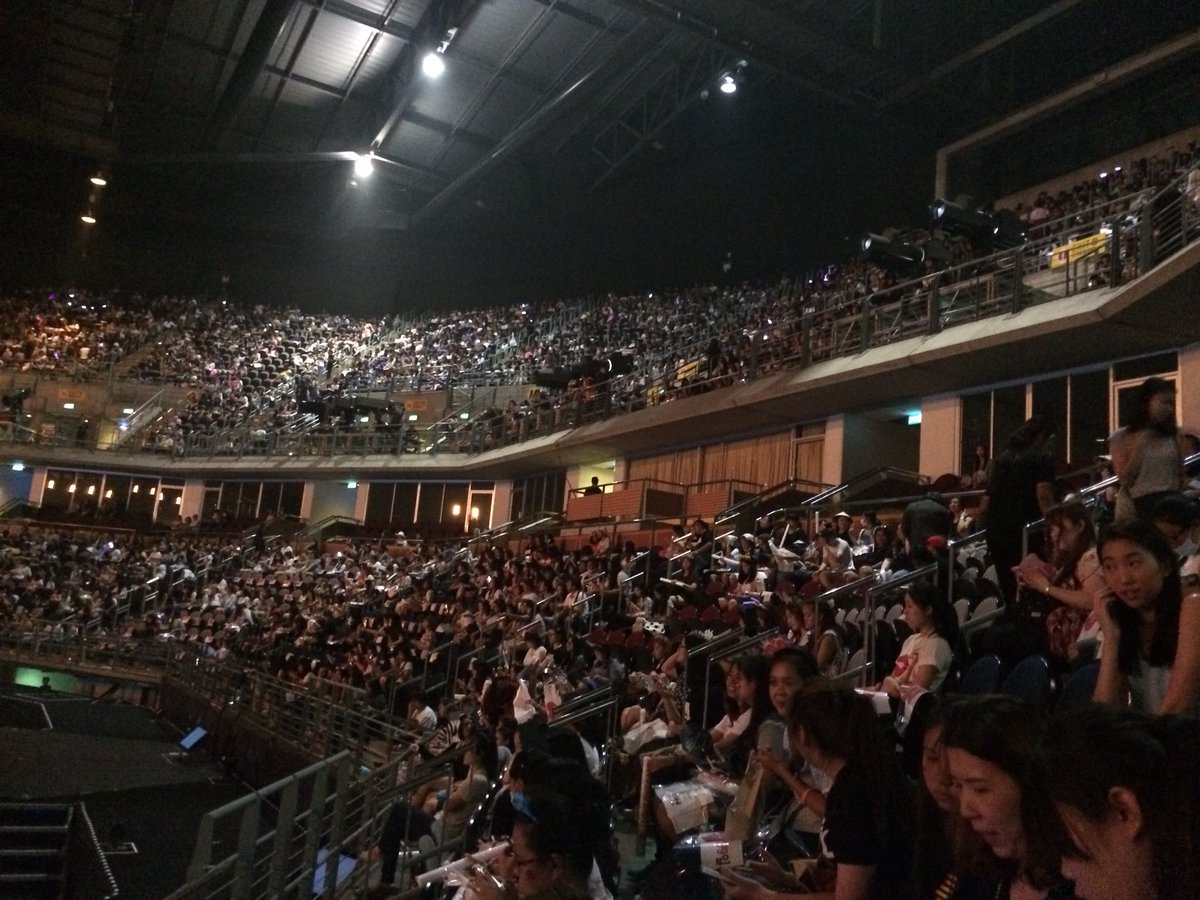 ohsemindd's tweet photo. รีวิวบัตร 6000 แถว C ค่ะ ใกล้มาก ใกล้จนแบบอินี่นั่งปุ้ปร้องไห้เลย ไม่นึกว่าจะใกล้ขนาดนี้ 😂😂😂 #ElyXioninBKK https://t.co/gyLYz2AtAb