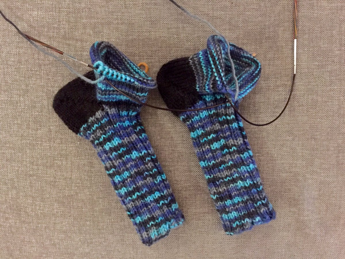 riikkamarianne's tweet image. Oon saanut aika hyvin edistettyä villasukkia sairastaessa. 🙂 #neuloosi #päivänKiva #magicloop