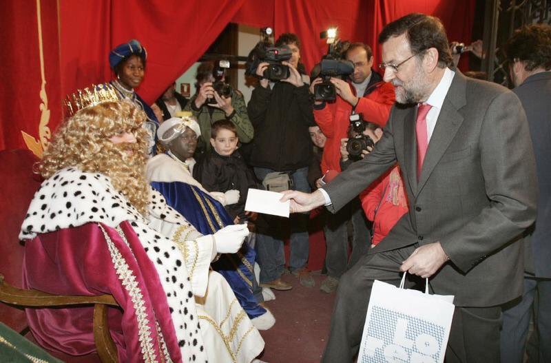 Sr_Dios's tweet photo. -Eshte año he shido muy bueno pero por shi acaso aquí le dejo eshte shobre

-Pero yo no puedo aceptar sobornos!!

-Tranquilo ehstá a nombre de M.Elchor, no te van a pillar

 #FelicesReyes https://t.co/kWnb49CIrD