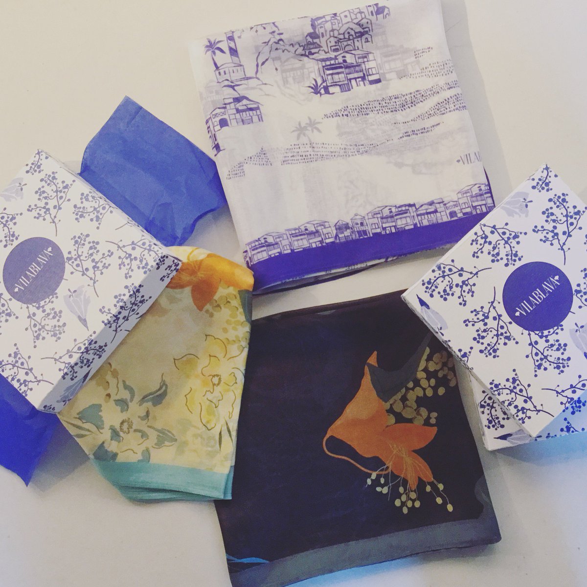 vilablava's tweet photo. Best wishes for tonight!!!
May the Three Wise Men stop by to leave a VILABLAVA scarf for you 🐫🐫🐫🎁🤞🏼✨✨✨
#vilablava #scarf #silkscarves #gifts #threewisemen #reismagsdorient #reyesmagos #patterndesign #textiledesign #estampados #diseñodeestampados #estampadostextiles https://t.co/LQmcs1AbS7