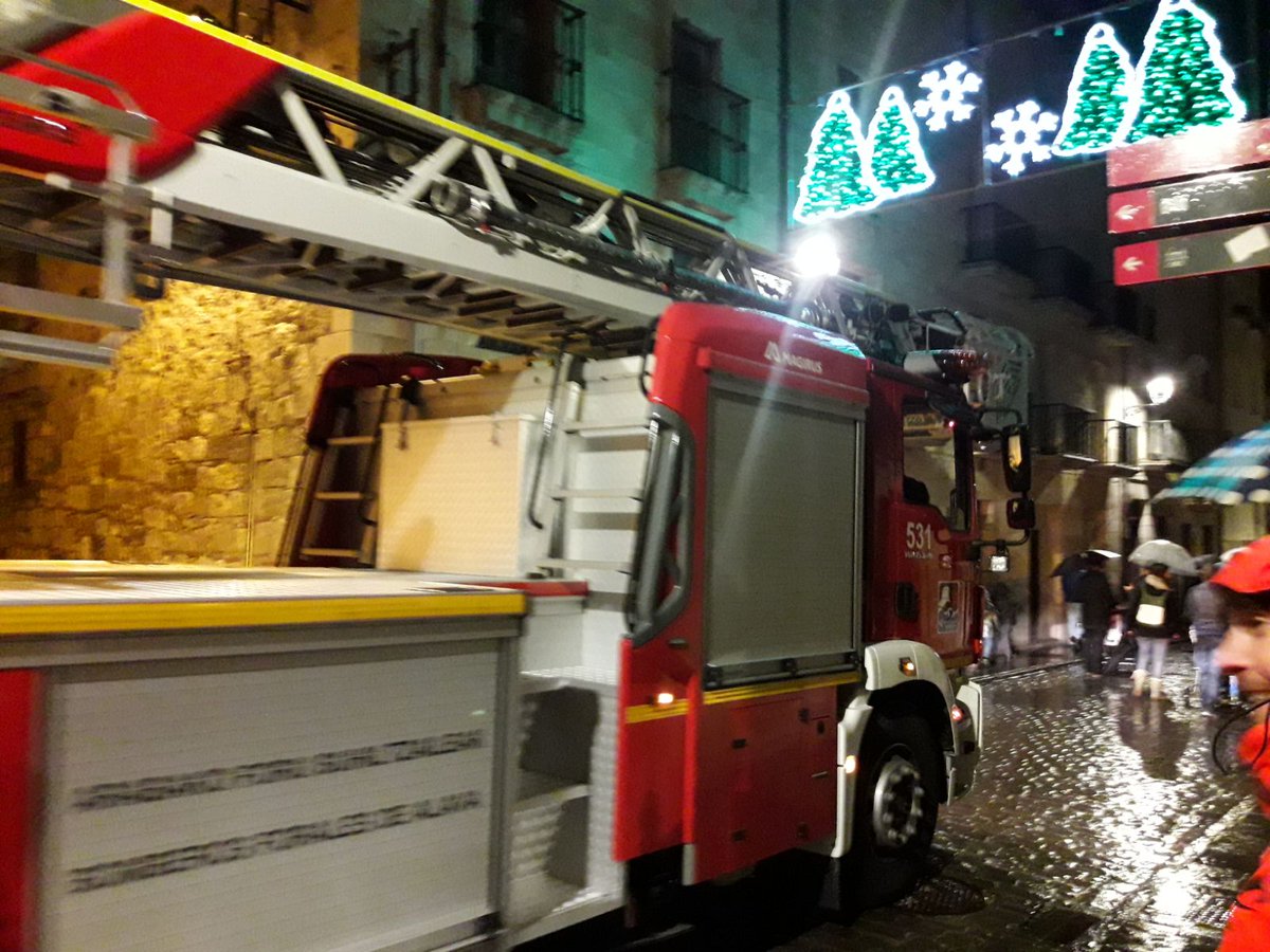 BomberosAraba's tweet photo. #uceis acompañando a los Reyes Magos en la cabalgata de Agurain. Oro, incienso, mirra... un detector de humos... Alimentando ilusiones! #suhiltzaileak https://t.co/YZ6g5AnYHX