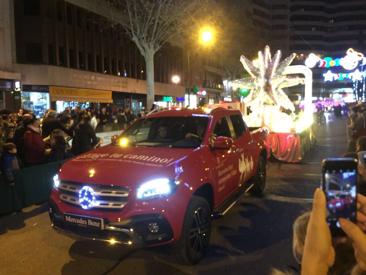 MB_Albacete's tweet photo. Más de 2000 Cv “acompañando” a nuestros #reyesmagos. Gracias por arroparnos en esta extraordinaria #cabalgata. Feliz #NocheDeReyes a tod@s!! #AutomóvilesVillar #MercedesBenz https://t.co/UXzuAZ7An3