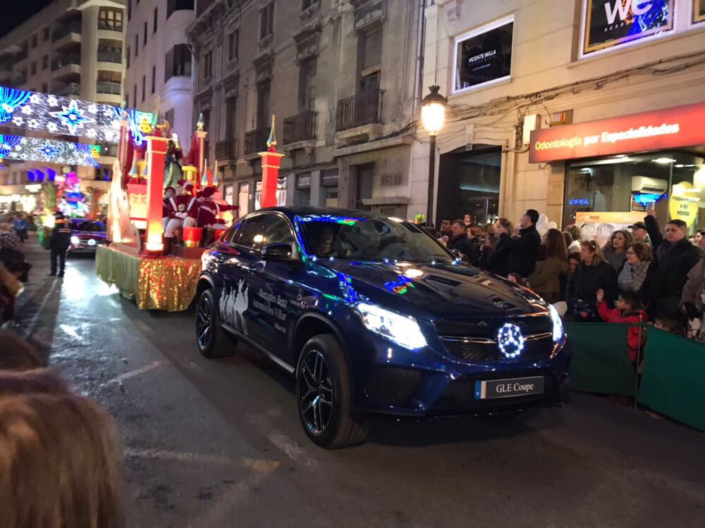 MB_Albacete's tweet photo. Más de 2000 Cv “acompañando” a nuestros #reyesmagos. Gracias por arroparnos en esta extraordinaria #cabalgata. Feliz #NocheDeReyes a tod@s!! #AutomóvilesVillar #MercedesBenz https://t.co/UXzuAZ7An3