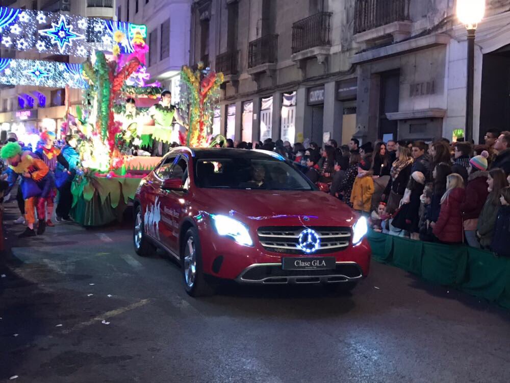 MB_Albacete's tweet photo. Más de 2000 Cv “acompañando” a nuestros #reyesmagos. Gracias por arroparnos en esta extraordinaria #cabalgata. Feliz #NocheDeReyes a tod@s!! #AutomóvilesVillar #MercedesBenz https://t.co/UXzuAZ7An3