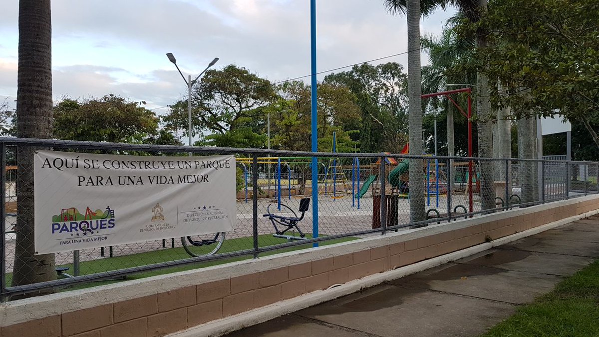 JuanOrlandoH's tweet photo. Promoviendo sana convivencia y previniendo violencia entre nuestros jóvenes, seguimos avanzando en construcción Parque para una #VidaMejor Patria Maratón en San Pedro Sula, devolviéndole la esperanza a los padres de familia de que sus hijos puedan convivir en paz y con seguridad. https://t.co/NK3U8dRP6I