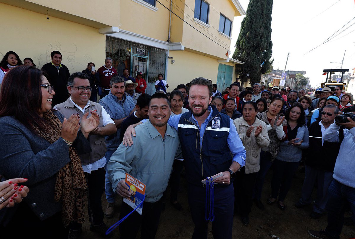 LuisBanck's tweet photo. Richard es contralor ciudadano, tiene 30 años viviendo en la vialidad 5 de Mayo B. Nos contó que él y sus vecinos están muy contentos por los beneficios que trae la pavimentación de su calle.

#100vialidades https://t.co/GKlbglPaRr