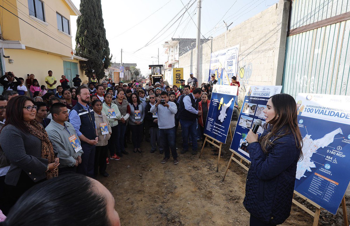 LuisBanck's tweet photo. Al trabajar con los vecinos avanzamos más lejos, gracias por hacer equipo a favor de las familias de la ciudad Diputadas @GenovevaHuerta y @CaroBeauregard. 

#100vialidades https://t.co/Gj5cJdqTxT