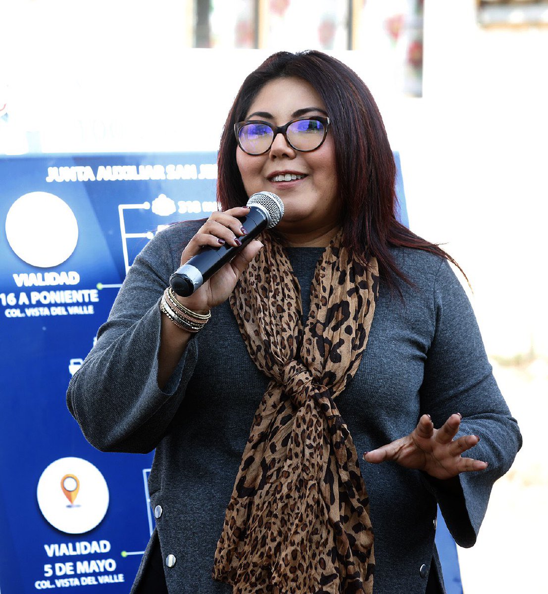 LuisBanck's tweet photo. Al trabajar con los vecinos avanzamos más lejos, gracias por hacer equipo a favor de las familias de la ciudad Diputadas @GenovevaHuerta y @CaroBeauregard. 

#100vialidades https://t.co/Gj5cJdqTxT