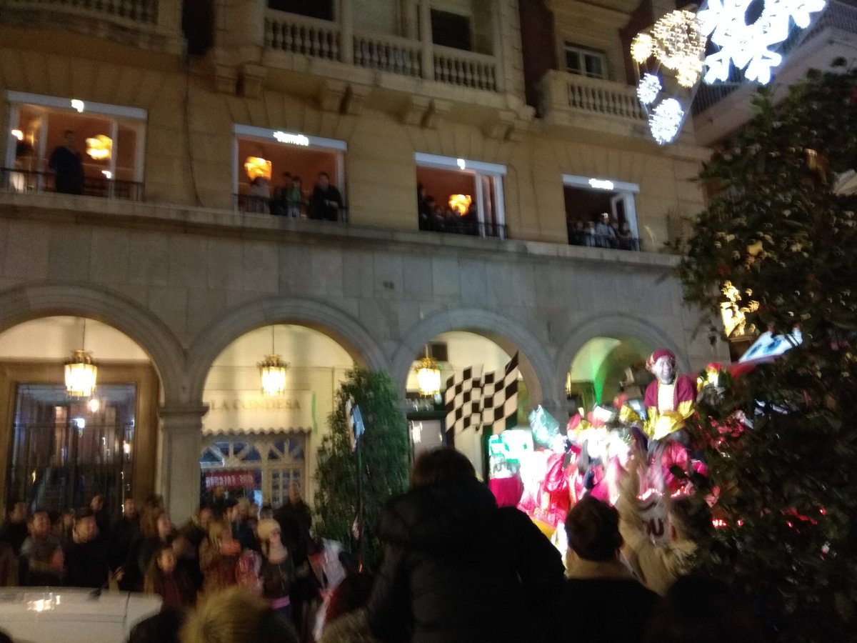 infinitonmega's tweet photo. Hoy con Granada y sus tradiciones #CabalgatadeReyes #Granada #Ilusion #Patines 🐧🐧 https://t.co/oFLBMLKndm