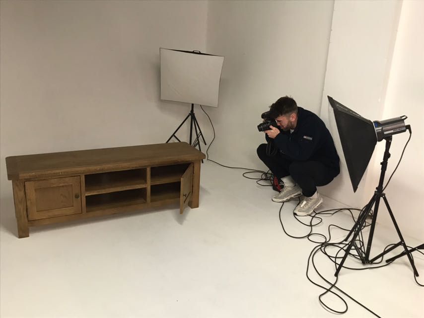 Busy, Busy, Busy at Gila Timur Today. We’re hard at work in our on site studio, photographing some beautiful new pieces which will all be up for grabs on the website soon.

buff.ly/2EUw4im

#photoshoot #furniture #interiordesign #photography #hitchin #hertfordshire