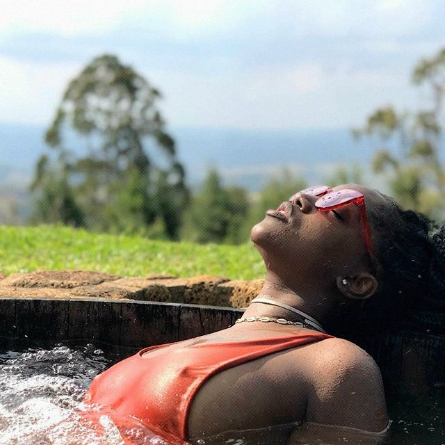 901ZI's tweet image. ㅤㅤㅤㅤpunhos cerrɑdos, olhos fechɑdos 
ㅤㅤㅤㅤㅤㅤ— e eu levɑnto ɑ mɑo pro ɑlto e grιto: 
ㅤㅤvem comιgo quem é do bonde pesɑdɑo.