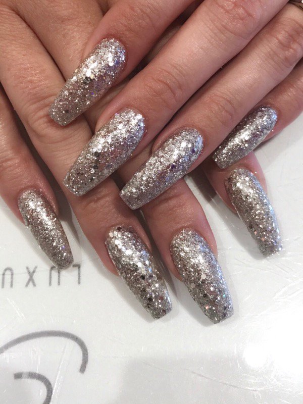 NailsWithSama's tweet photo. This season is all about GLITTER! #nails #glitter #naildesigns #holidaynails https://t.co/feJZrwLDp2