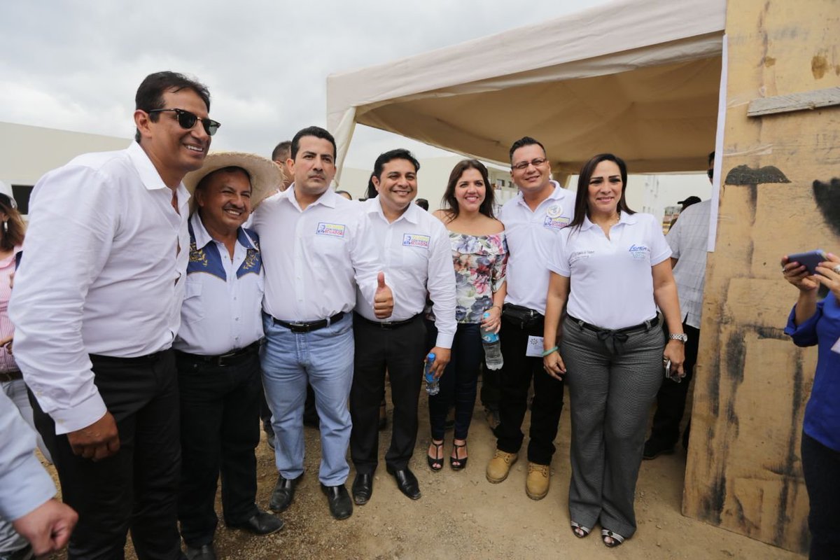 Vice_Ec's tweet photo. La vicepresidenta (e) @marialevicuna realizó un recorrido por las obras que se construyen en Monte Sinaí, como el hospital y la Unidad Educativa del Milenio “Las Marías”, que beneficiarán a miles de habitantes. https://t.co/lEKFJ3lNAz