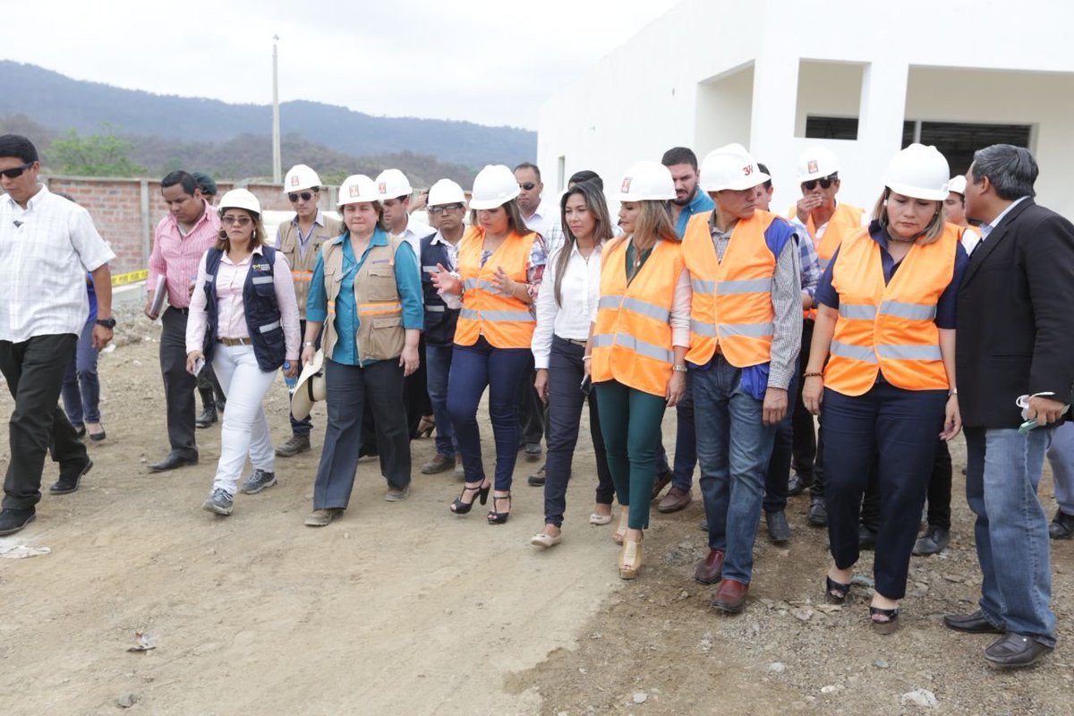 Vice_Ec's tweet photo. La vicepresidenta (e) @marialevicuna realizó un recorrido por las obras que se construyen en Monte Sinaí, como el hospital y la Unidad Educativa del Milenio “Las Marías”, que beneficiarán a miles de habitantes. https://t.co/lEKFJ3lNAz