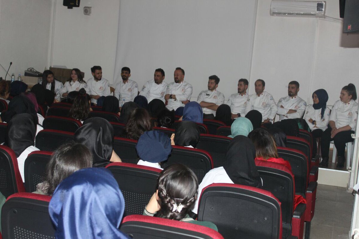 Durdurak bilmeden eğitimlere devam ediyoruz. VANPAD olarak Erciş mtal’de aşçılık eğitimi ve mesleki konuları içeren bir konferans verdik. Yüzler gülüyor Van aşçılar ve pastacılar derneği VAN için güzel işler yapmaya devam ediyor. <a href="/SinanPulat3/">Sinan pulat</a> <a href="/geyikali/">ali geyik</a>