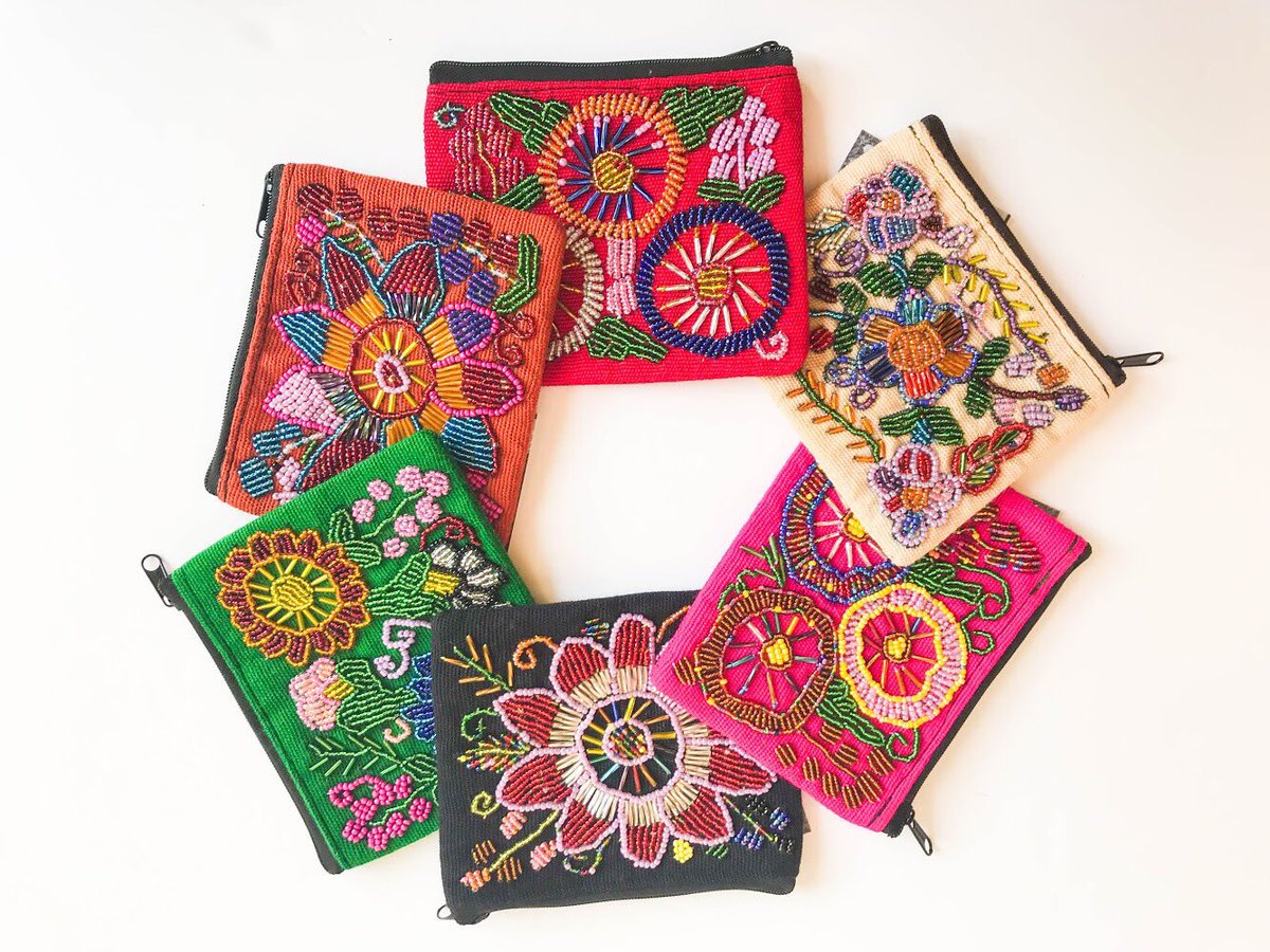 UniqueBatik's tweet image. Who doesn’t love sparkles and bright colors? 
#uniquebatik #fairtrade #handmade #guatamela #organized #makeup #newyear #coin #beading