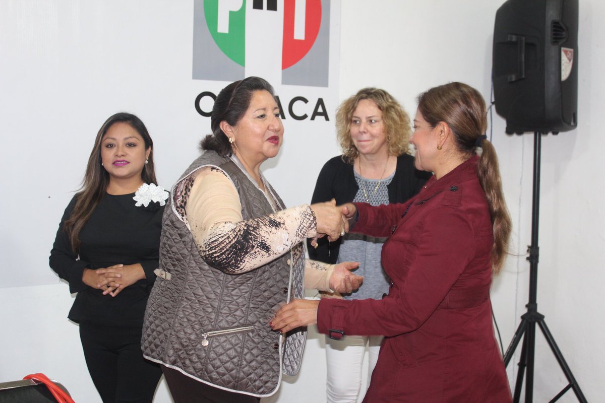 YolandaLopezDip's tweet photo. Un gusto conversar con las integrantes de la Organización de Mujeres Empresarias y de la Construcción en el Estado de Oaxaca #OMEC, segura estoy que trabajando en equipo daremos grandes resultados en beneficio de las mujeres oaxaqueñas. https://t.co/msBU1Y8Wke
