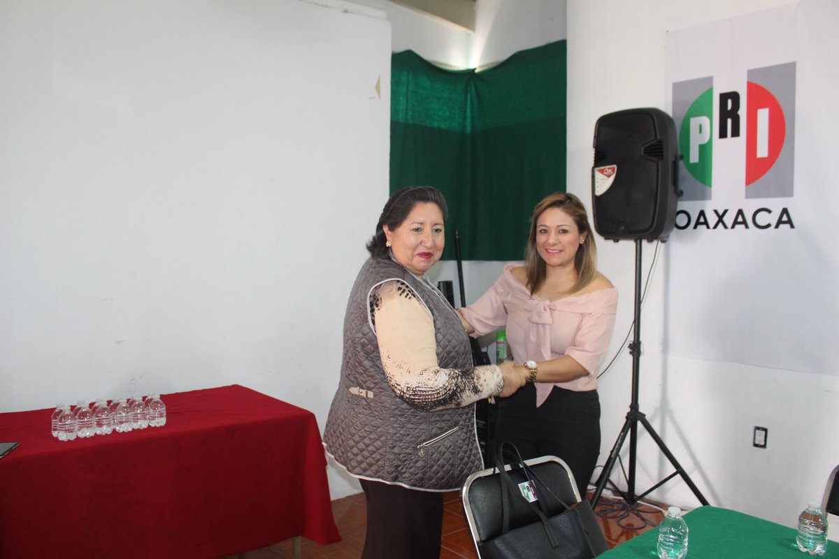 YolandaLopezDip's tweet photo. Un gusto conversar con las integrantes de la Organización de Mujeres Empresarias y de la Construcción en el Estado de Oaxaca #OMEC, segura estoy que trabajando en equipo daremos grandes resultados en beneficio de las mujeres oaxaqueñas. https://t.co/msBU1Y8Wke