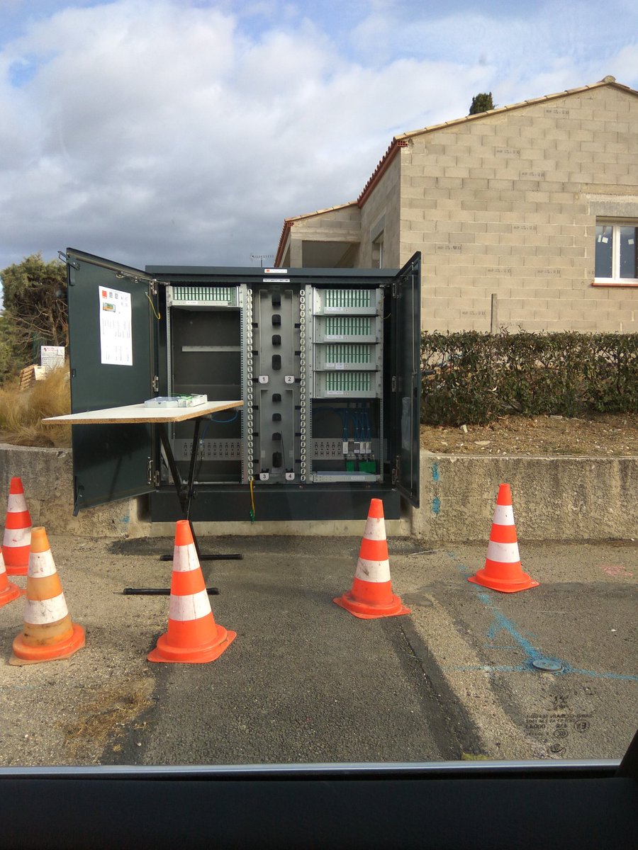 Capic's tweet photo. Nouvelle étape dans le déploiement du FttH à #Clarensac. Soudure des PMZ. #fiberiscoming https://t.co/OHbie6jcqR