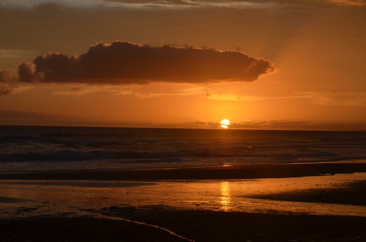 labrujulahostel's tweet photo. #atardecer de #enero en #lapaloma #calbor #vacaciones #mar #turismorocha #uruguaynatural https://t.co/W8n0StRn8M