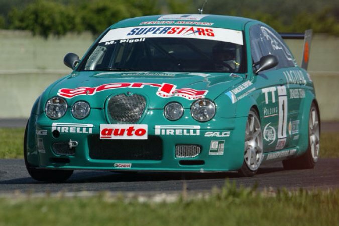 TodoCoches01's tweet photo. Otro coche curioso en el mundo de las carreras, un poderoso #Jaguar S-Type V8 https://t.co/gOL5ZGjWdn