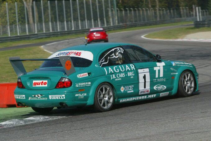 TodoCoches01's tweet photo. Otro coche curioso en el mundo de las carreras, un poderoso #Jaguar S-Type V8 https://t.co/gOL5ZGjWdn