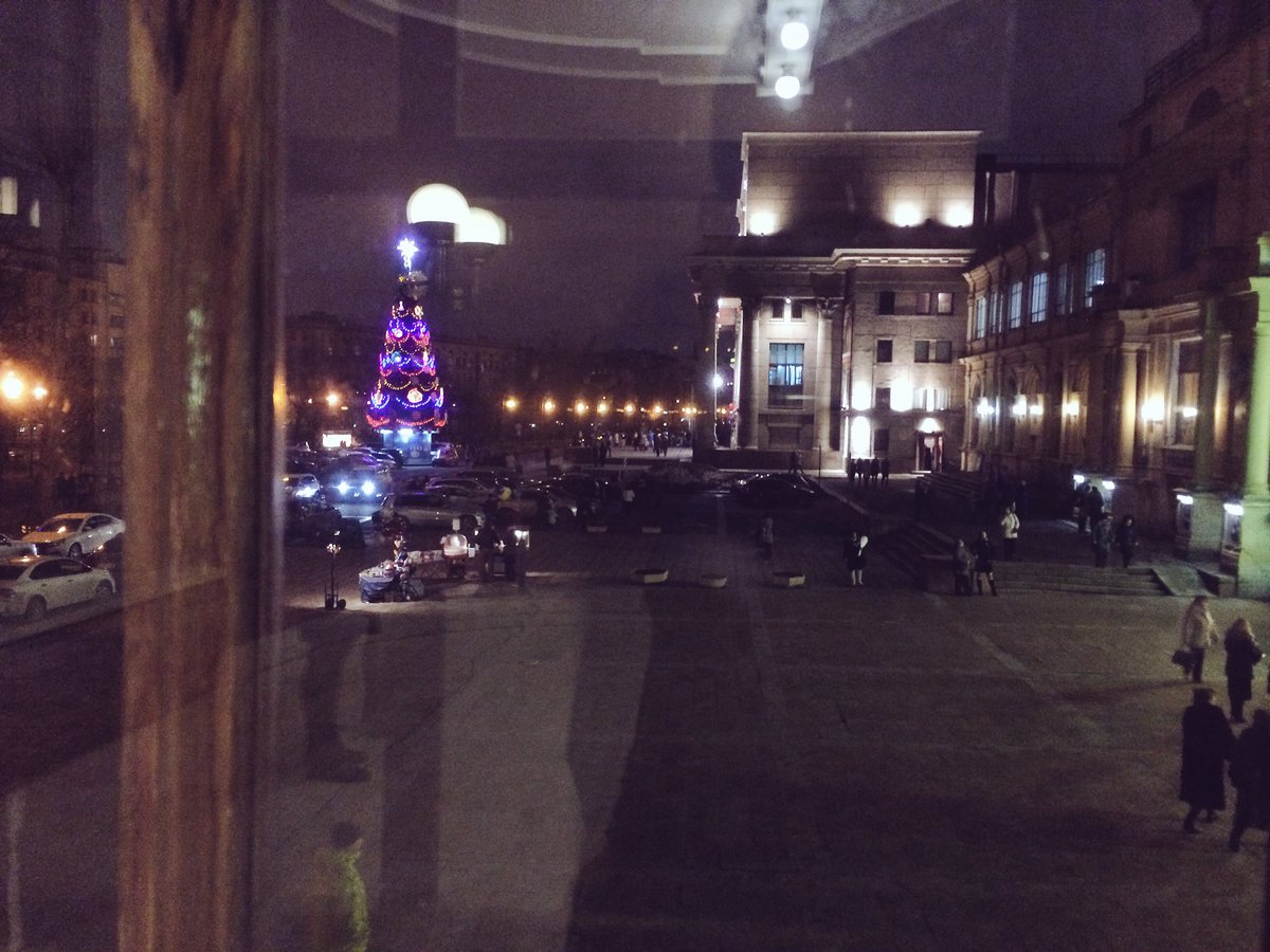 BoykoVictorV's tweet photo. Always come to performances in advance to have an opportunity to walk around and explore every interesting corner of the building. That time took a shoot from a window on the third floor. Christmas tree &amp; another theater (Baltic House) are seen in the picture. https://t.co/FxL72A5wRA