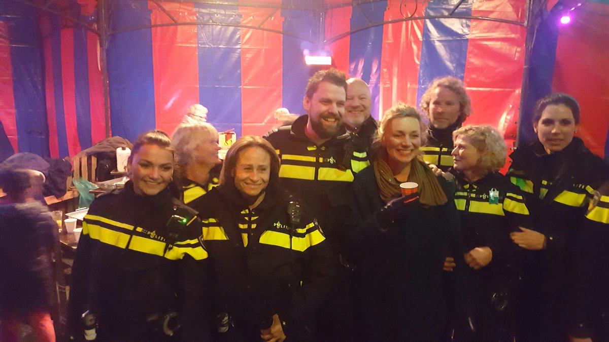Volledige Rotterdamse politiemacht bij
Lichtjesavond op de Koeweide in Crooswijk. #Gezelligheid.