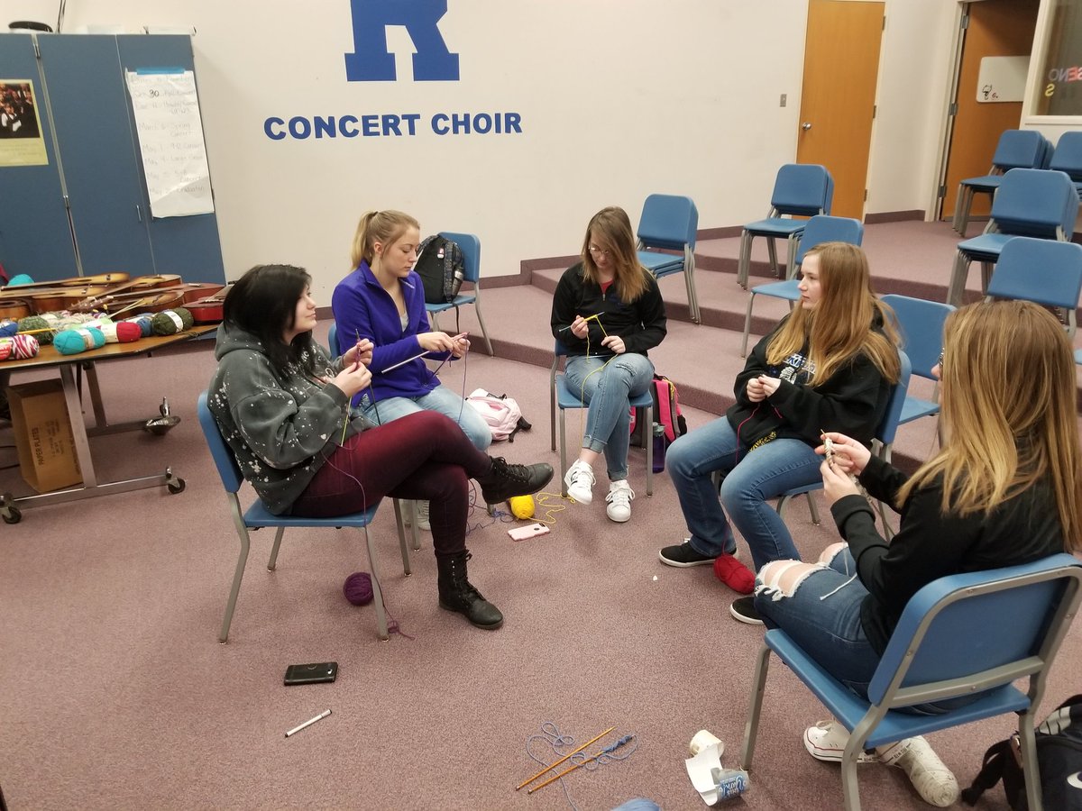 MrsEllingsonDCG's tweet photo. Knitting for J-term today. https://t.co/AVtEHrxr3d