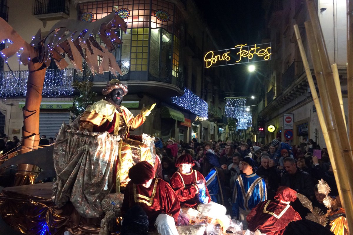 ajtarrega's tweet photo. #Tàrrega honora Ses Majestats Melcior, Gaspar i Baltasar en una nit màgica i plena de color. Els #ReisMags encomanen il·lusió a grans i petits en una lluïda Cavalcada. Gràcies a tothom qui ho ha fet possible! 🎇👏https://t.co/cEfUy6h4Sy #reisTRRG18 #Reixos https://t.co/3ascA9AOyE