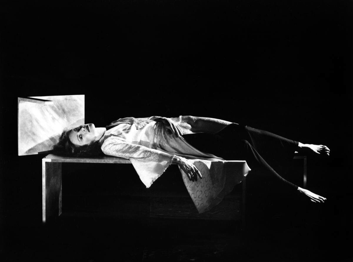 SSBpresents's tweet photo. Lucinda Childs in Robert Wilson's I WAS SITTING ON MY PATIO THIS GUY APPEARED I THOUGHT I WAS HALLUCINATING. Photo by Horst. 1977. #SSB #NTSOS https://t.co/6rR5y0BR74