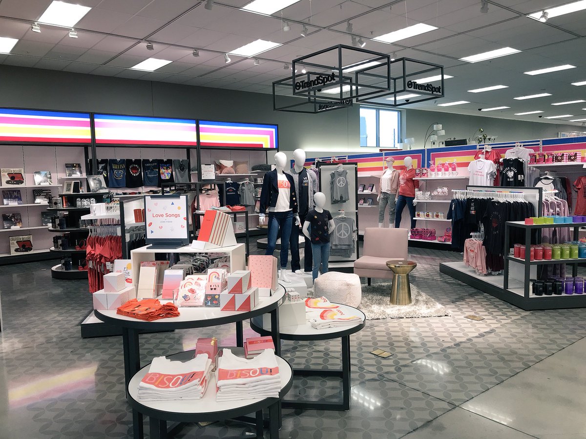 grant_vml's tweet photo. Feelin’ the love at #2868TheGrand with Love Songs by @JFclothingco in #TrendSpot 💓💓 #targetstyle #nextgen #target @devanglee @Swolford22 @tim_bruns4 @johnp_sheehan @maxwellwiller https://t.co/MoHg33P445