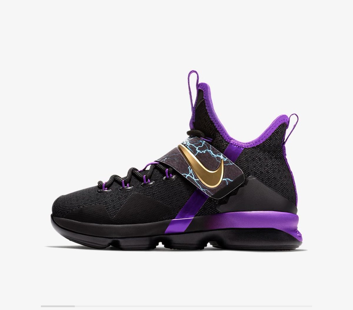 ribradio2017's tweet photo. So @KingJames has dropped these flamahs in honor of @RicFlairNatrBoy, @WWEMarkWCalaway &amp; #UltimateWarrior for kids...brova please tell me u’re gonna drop these in adult sizes as well. #WeNeedThese #Mens #Size11 #IfYoudPlease https://t.co/Gj5Q28zj2B