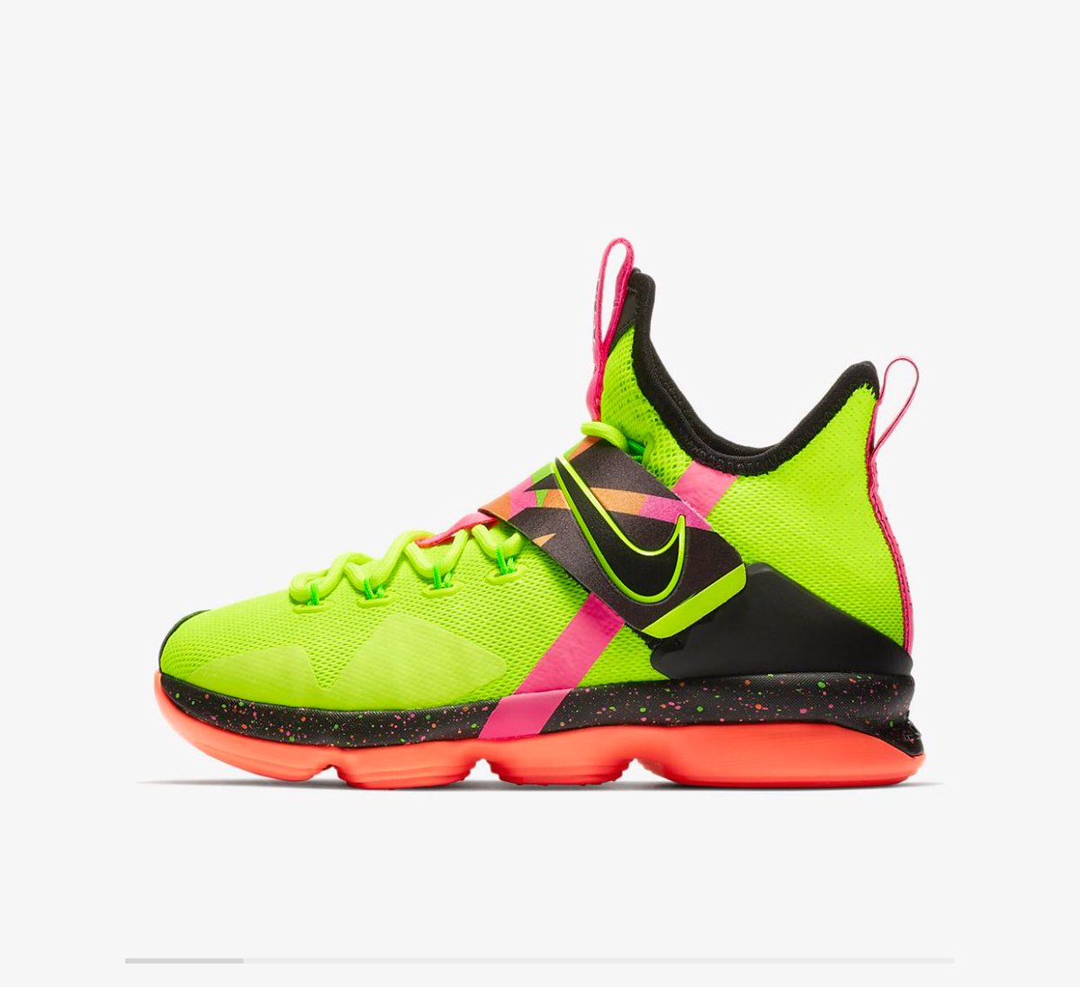 ribradio2017's tweet photo. So @KingJames has dropped these flamahs in honor of @RicFlairNatrBoy, @WWEMarkWCalaway &amp; #UltimateWarrior for kids...brova please tell me u’re gonna drop these in adult sizes as well. #WeNeedThese #Mens #Size11 #IfYoudPlease https://t.co/Gj5Q28zj2B
