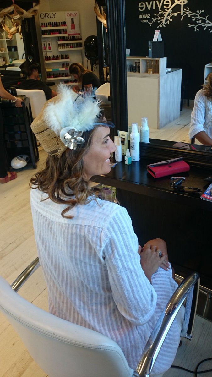 En las gateras 🏇! Repasando favoritos y eligiendo Capelina 👒 El 6 de enero te esperamos con toda la familia a partir del mediodía en @HipodromoUy! Food Trucks, Shows <a href="/PeluffoTangos/">Gabriel Peluffo</a>, @AgusPadillaUy, Orquesta Joven de Mvd, sorteos y +! #Ramirez2018